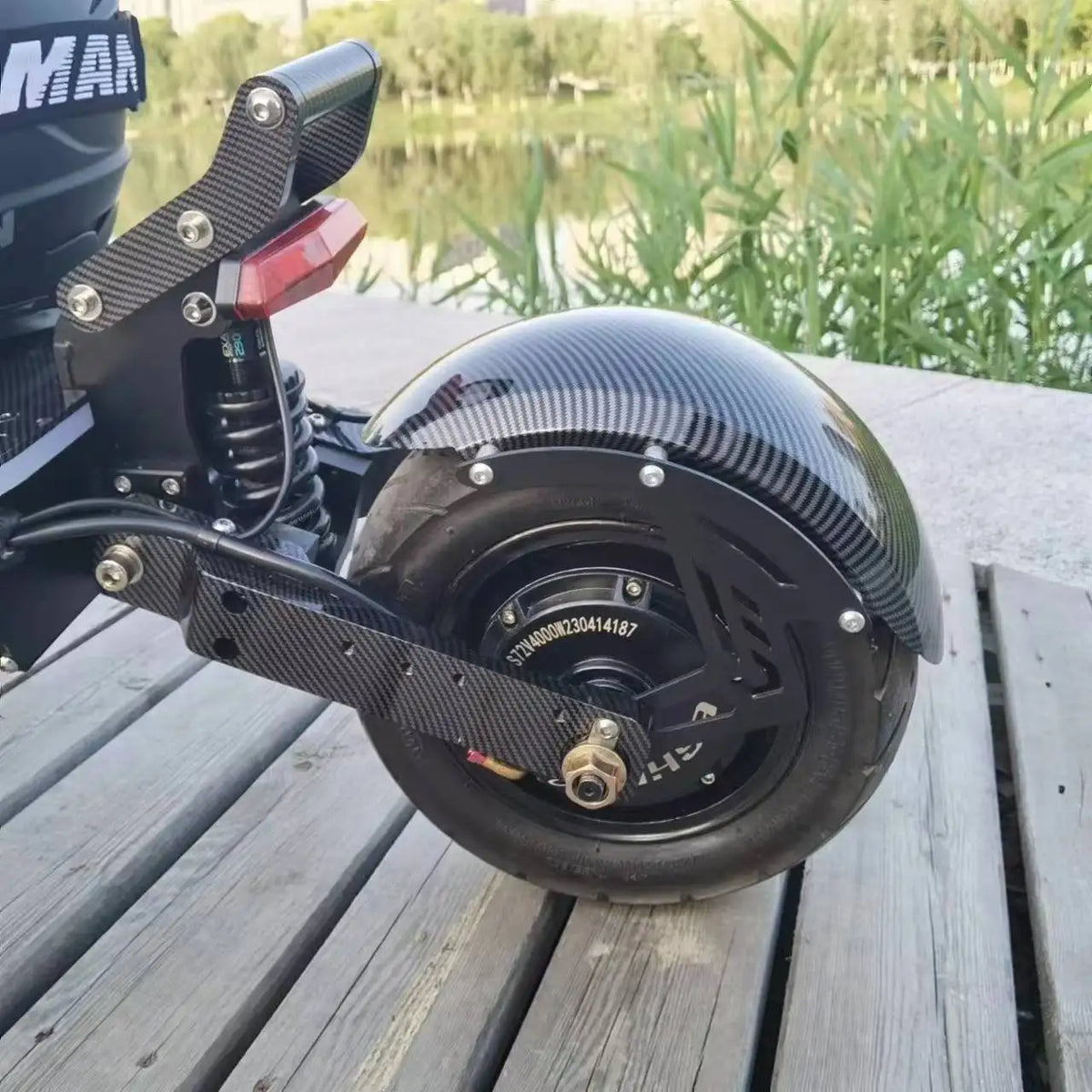 Trottinette Électrique Eshiner R7 – 72V, Jusqu'à 15000W, 150km, NFC, Freins Hydrauliques | Carbone